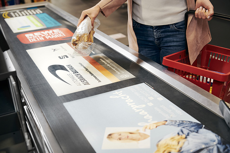 Zebra Invest - Grafik der Zebra Media - Referenz Kassenband im Supermarkt